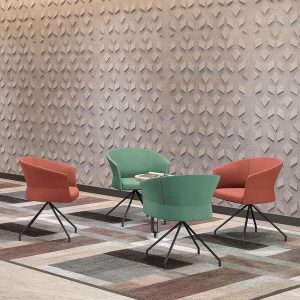 Conjunto de sillas de oficina en colores verde y naranja con mesa en un ambiente moderno.