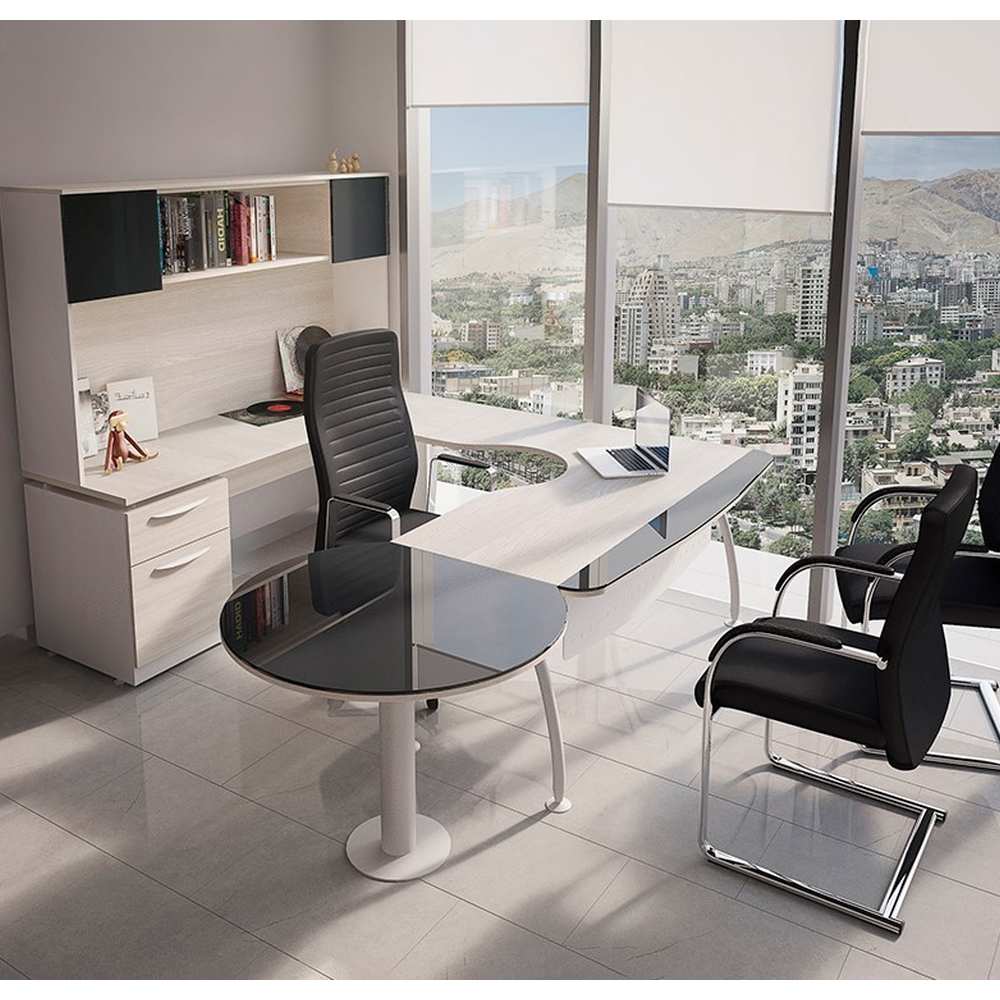 Escritorio ejecutivo de madera oscura con una silla ergonómica y un ordenador portátil en la superficie.