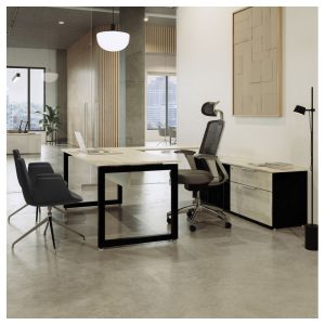 Escritorio contemporáneo de madera clara con silla ergonómica y archivador en un ambiente de oficina.