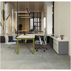 Escritorio ejecutivo moderno con patas verdes, sillas blancas y mueble de almacenamiento en un entorno de oficina.