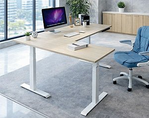 Escritorio minimalista de oficina con superficie de madera clara y estructura blanca, acompañado de una silla azul y un monitor.